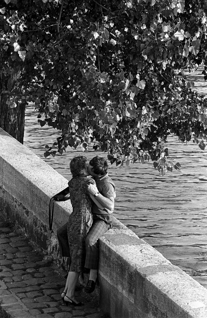 Kissing on the river, Paris, 1988